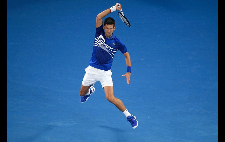 El serbio Novak Djokovic juega en partido de semifinales del Abierto de Australia ante el francés Lucas Pouille, en Melbourne. AP/A. Brownbill