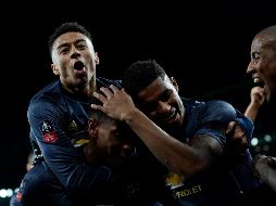 Los jugadores del United celebran con Anthony Martial el tercel gol del United. EFE/W. Oliver
