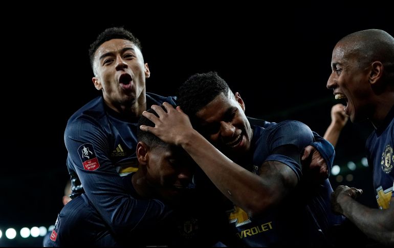 Los jugadores del United celebran con Anthony Martial el tercel gol del United. EFE/W. Oliver