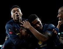 Los jugadores del United celebran con Anthony Martial el tercel gol del United. EFE/W. Oliver