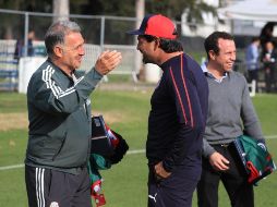 El capitán del Guadalajara, Jair Pereira, da la bienvenida a Martino. TWITTER/@Chivas