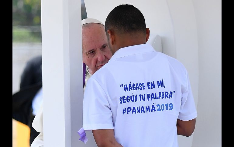 El Papa Francisco confiesa a un preso durante su visita a la cárcel de menores de 