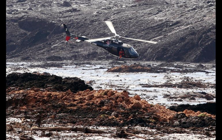Un helicóptero busca sobrevivientes tras el desastre causado por la rotura de una represa que contenía residuos minerales de la compañía Vale, este viernes en Brumadinho, Brasil. Unas 200 personas pueden estar desaparecidas. EFE/P. Fonseca