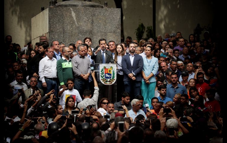 El jefe del Parlamento venezolano, Juan Guaidó (c), participa en un evento público con diputados en una plaza de Caracas, Venezuela. Es su primera aparición pública desde que se adjudicó las competencias del Ejecutivo. EFE/L. Muñoz