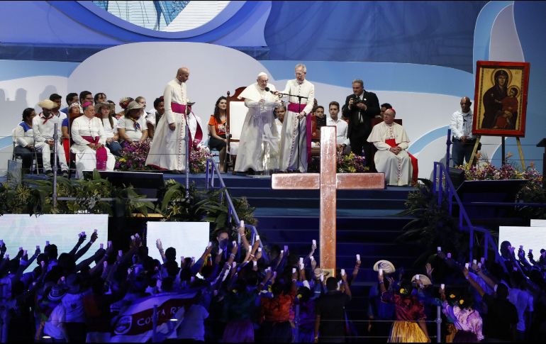 El Papa Francisco (c) preside el tradicional Vía Crucis con los jóvenes este viernes, dentro de los actos de la Jornada Mundial de la Juventud. EFE/E. Biba