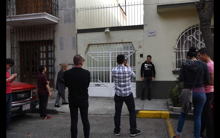 Turistas se toman fotos frente a la casa de Tepeji, que representa la vivienda de la familia en la película.