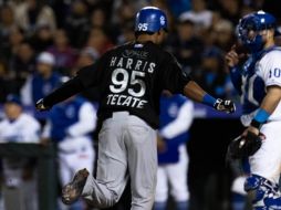 Alonzo Harris corre hacia home después de pegar el jonrón que sentenció el juego a favor de Jalisco. TWITTER/@charrosbeisbol