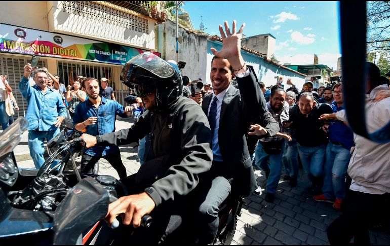 Juan Guaidó se retira de la plaza Bolívar después de un mítin. AFP/L. Robayo