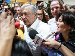 Asimismo, alumnos egresados de la facultad de medicina de la Universidad Autónoma de Mazatlán pidieron al presidente poner un alto a los abusos a cobros injustificados. NTX/ J. Espinosa