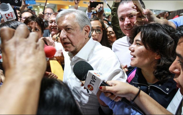 Asimismo, alumnos egresados de la facultad de medicina de la Universidad Autónoma de Mazatlán pidieron al presidente poner un alto a los abusos a cobros injustificados. NTX/ J. Espinosa