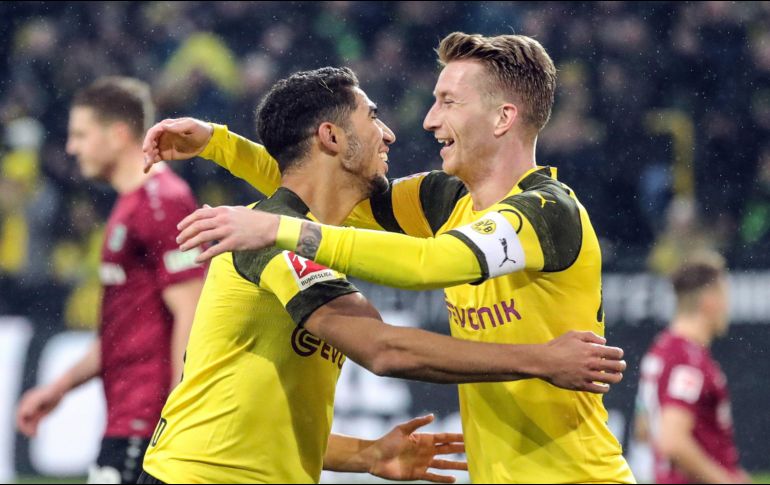 Hakimi (I) celebra su gol con el capitán del Dormund, Marco Reus. EFE/A. Babani