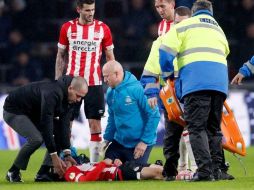 Lozano abandonó el campo en camilla en los últimos minutos del primer tiempo. TWITTER/@PSV