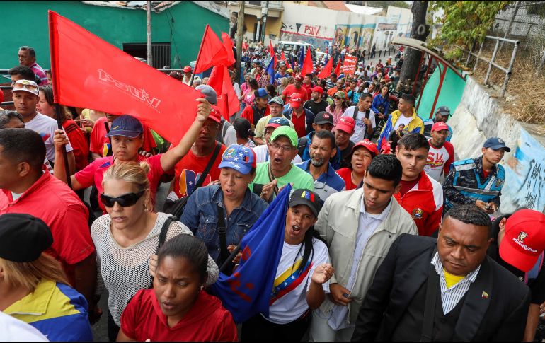 Simpatizantes del presidente de Venezuela, Nicolás Maduro, participan en una manifestación en apoyo al gobierno este sábado. EFE/C. Hernández