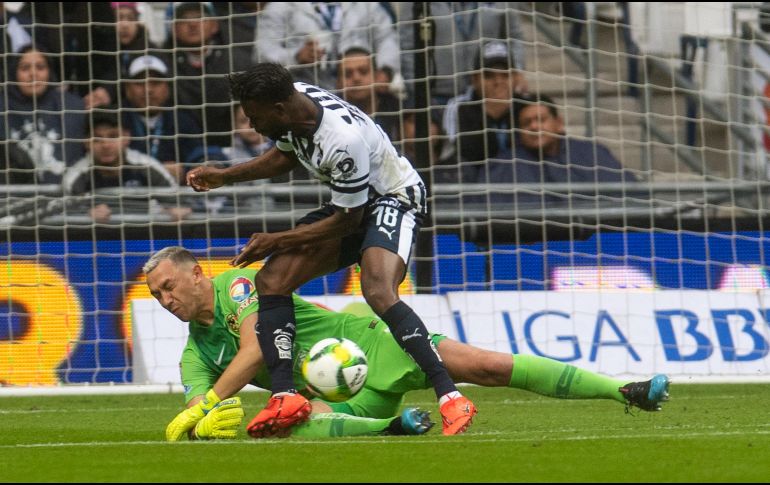 La revisión con el VAR fue determinante para la expulsión edl jugador de Rayados. MEXSPORT/J. Martínez