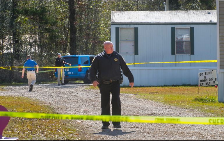 Agentes investigadores trabajan en una de las zonas donde ocurrieron los homicidios. AP/T. Spradling