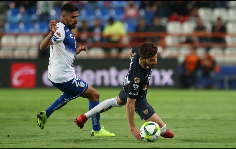 El jugador de Pachuca Franco Jara (i), pelea por el balón con Pablo Jáquez (d), de Pumas. EFE/D. Martínez