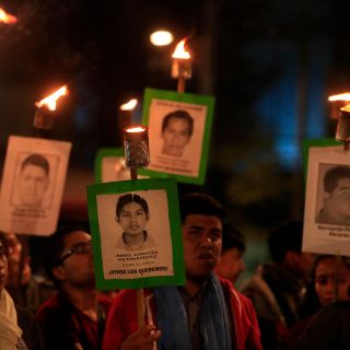 Familiares de víctimas de Ayotzinapa marchan en CDMX