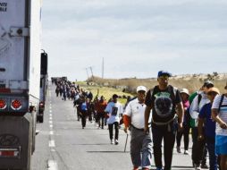 Los feligreses, empujados por la fe, en su visita a la Virgen de la Candelaria. ESPECIAL