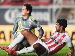 Sebastián Sosa se queja de la entrada de Eduardo Herrera. MEXSPORT