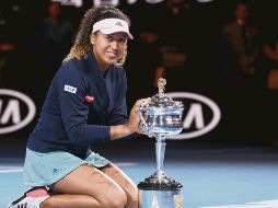 Naomi Osaka posa con el trofeo que la acredita como campeona del Grand Slam de Australia. AP