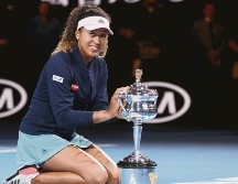 Naomi Osaka posa con el trofeo que la acredita como campeona del Grand Slam de Australia. AP