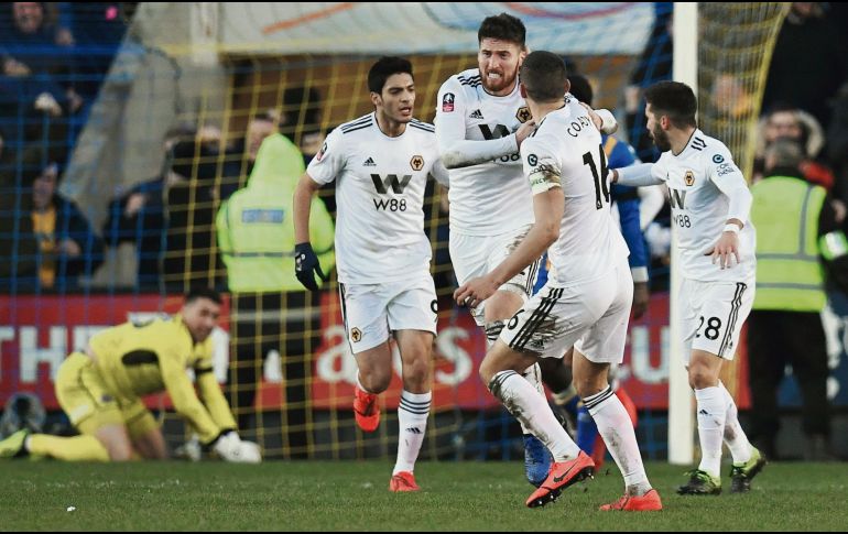 Raúl Jiménez y Matt Doherty, primero y segundo a la izquierda, anotaron por el Wolverhampton. AFP