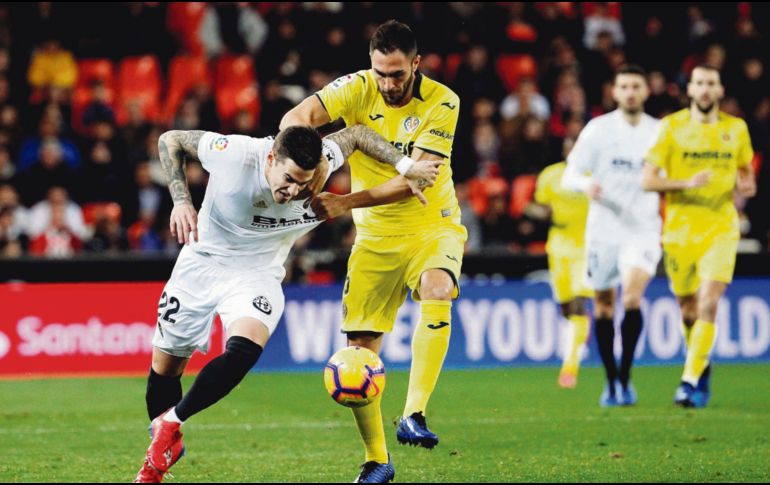 Los valencianos le dieron toque de balón a los jugadores del Villarreal. EFE
