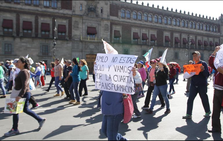 Ciudadanos portaban pancartas en las que exigían 