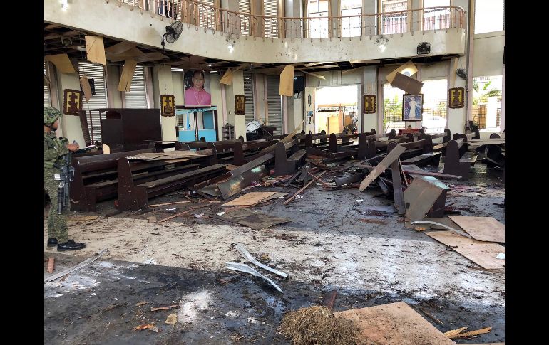 El interior de una catedral católica en la localidad filipina de Joló, tras un atentado con dos explosiones  que ha causado al menos 27 muertos y decenas de heridos. AFP/Fuerzas Armadas de Filipinas/WESTMINCON