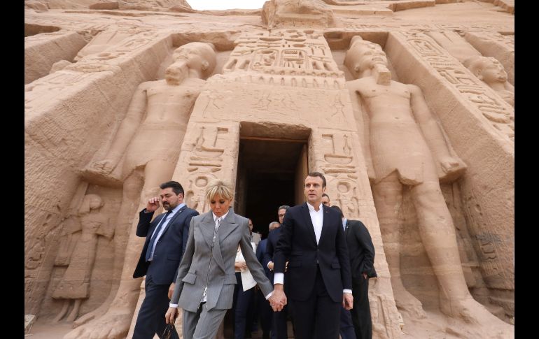 El presidente francés Emmanuel Macron (d) y su esposa Brigitte visitan un templo en Abu Simbel, Egipto, en el marco de una visita de tres días al país africano. AFP/L. Marin
