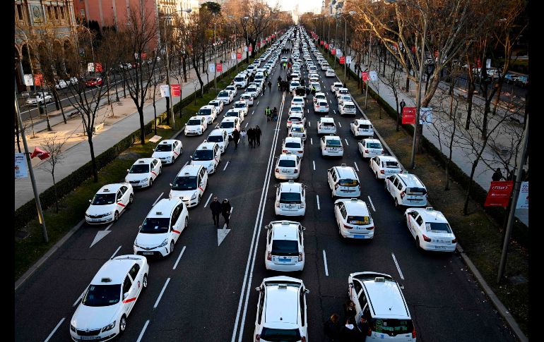 Taxistas de Madrid bloquean una de las principales arterias de Madrid, España, para continuar sus protestas por la regulación de los vehículos de transporte con conductor, como Uber o Cabify. AFP/G. Bouys