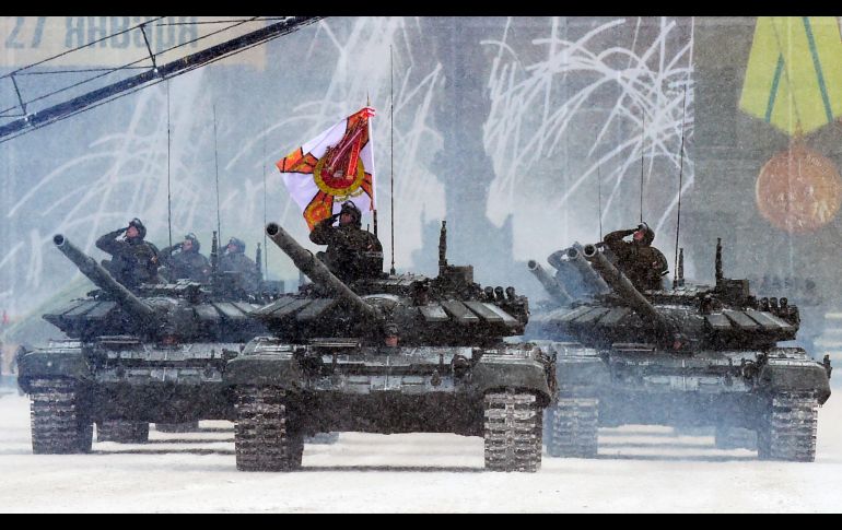Tanques rusos participan en el desfile militar por el 75 aniversario del fin de la toma de Leningrado en la plaza Dvortsovaya de San Petersburgo, Rusia. AFP/O. Maltseva