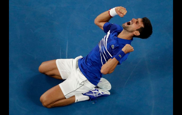 El serbio Novak Djokovic festeja tras ganar la final del Abierto australiano, disputada ante el español Rafael Nadal en Melbourne. AFP/M. Schiefelbein