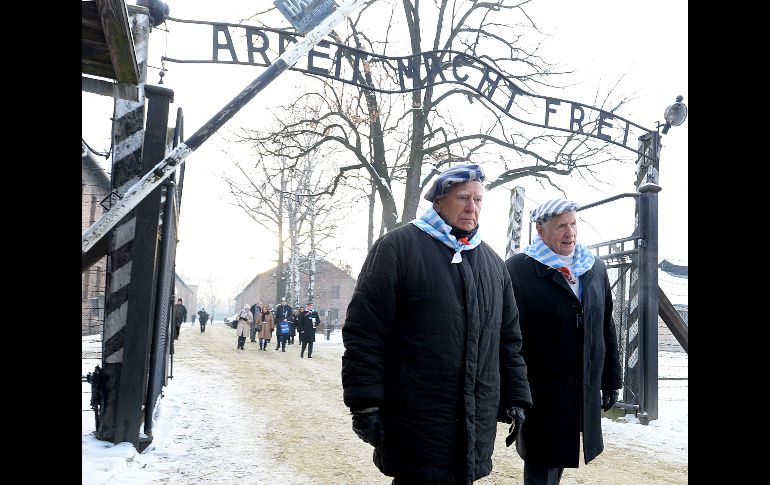 Sobrevivientes del Holocausto se reúnen en el 74 aniversario de la liberación del campo de concentración de Auschwitz en Oswiecim, Polonia. AP/C. Sokolowski