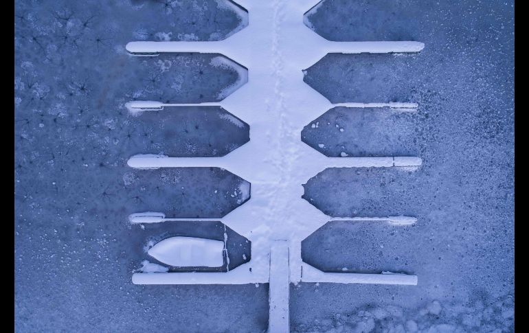 Los botes se cubren de nieve y hielo junto a los embarcaderos. AFP/O. Morin