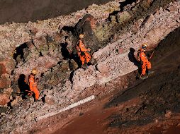Las labores de rescate se prolongarán durante la noche, ya que los bomberos encontraron un autobús con posibles víctimas en su interior. AFP / D. Magno