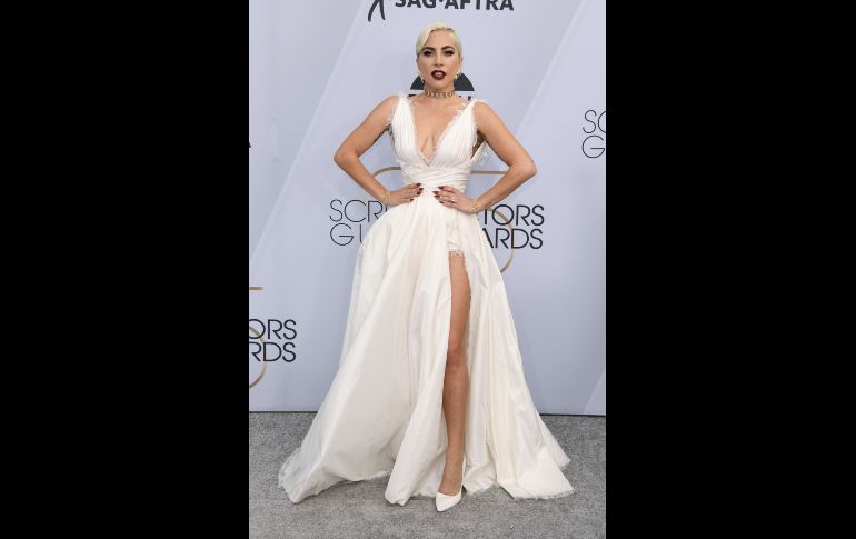 Lady Gaga posa al arribar al Shrine Auditorium para los Screen Actors Guild Awards 2019.
