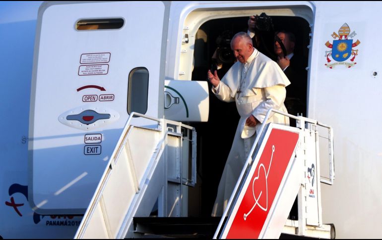 El Papa fue despedido en el aeropuerto por el presidente Juan Carlos Varela, la primera dama Lorena Castillo. EFE / R. Sura