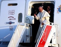 El Papa fue despedido en el aeropuerto por el presidente Juan Carlos Varela, la primera dama Lorena Castillo. EFE / R. Sura