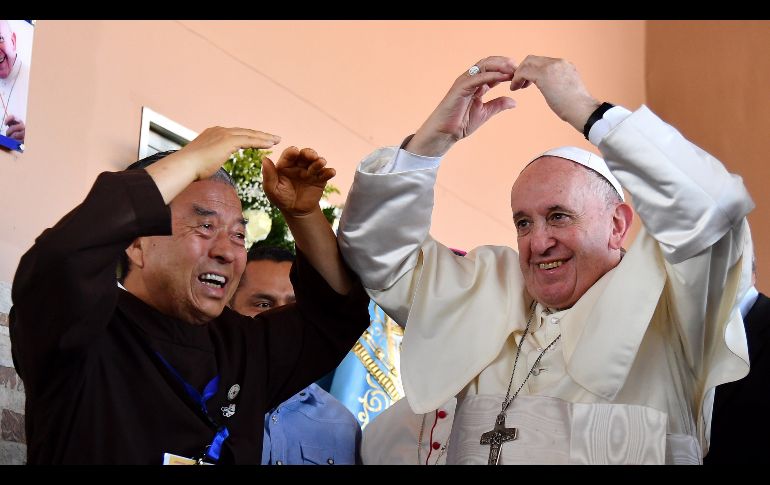El Papa Francisco junto a John Oh Woong-Jin (i), fundador de la Congregación de los Hermanos y Hermanas Kkottongnae de Jesús-Filipinas, durante su visita a la casa hogar 