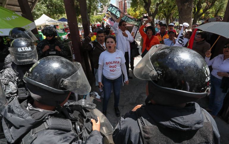 Activistas contrarios a la reelección de Evo Morales realizan una protesta enfrente del Tribunal Supremo Electoral en La Paz, Bolivia. Este domingo en Bolivia se realizan elecciones primarias. EFE/M. Alipaz