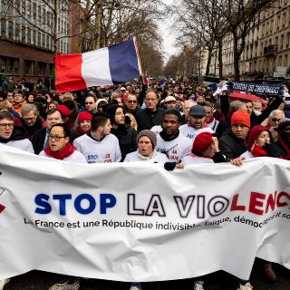 Marchan franceses para "defender la democracia"