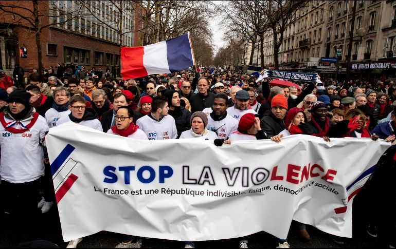 Según cifras oficiales, más de 10 mil personas protestaron en forma pacífica. EFE/E. Laurent