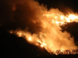 Bomberos combaten incendio en basurero en Zapopan