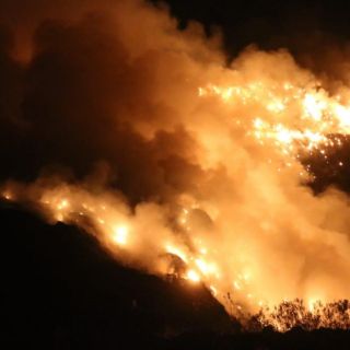 Bomberos combaten incendio en basurero en Zapopan