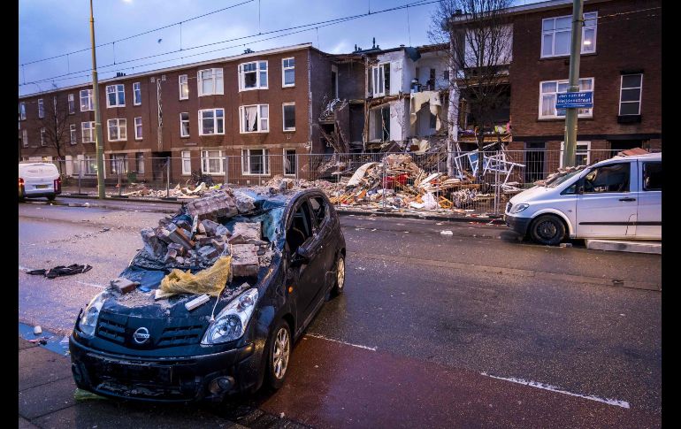 Un vehículo dañado por el colapso de un edificio en La Haya, Holanda, debido a una explosión de gas. AFP/ANP/L. Van Lieshout