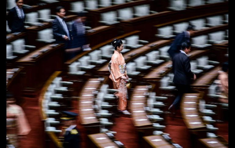 Legisladores llegan para escuchar al emperador Akihito en la sesión de apertura parlamentaria en Tokio, Japón. AFP/M. Bureau