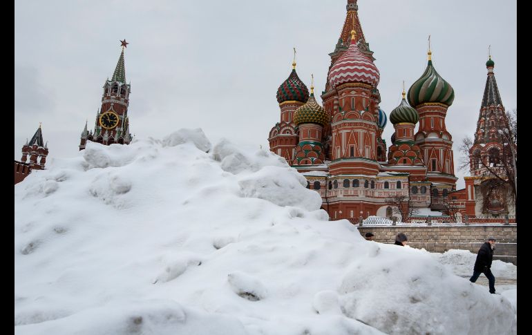 La plaza Roja luce cubierta de nieve, junto a la torre Spasskaya y la catedral de San Basilio, en Moscú, Rusia. AP/A. Zemlianichenko