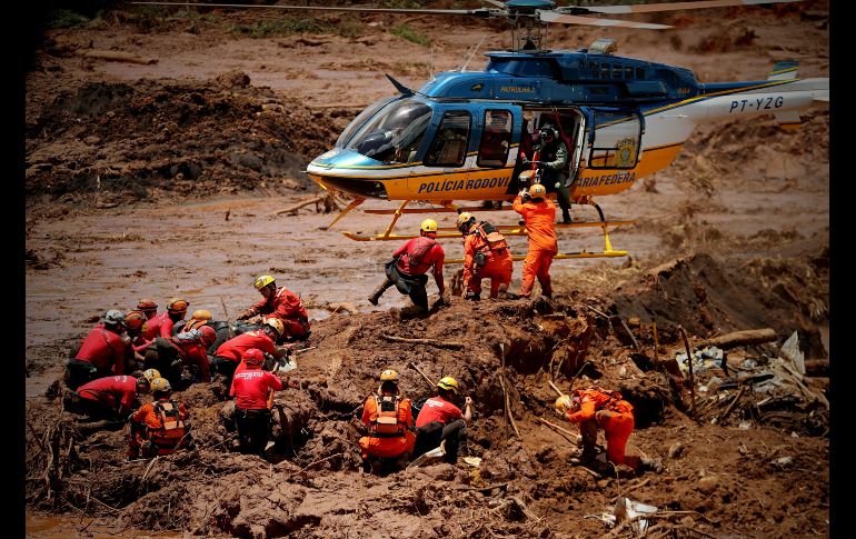 Bomberos rescatan los cuerpos de víctimas de la ruptura, el pasado viernes, de una presa minera en Brumadinho, Brasil. El número de muertos ascendió hoy a 60, mientras que el de desaparecidos disminuyó en las últimas horas, al pasar de 305 a 292, según autoridades. EFE/ A. Lacerda
