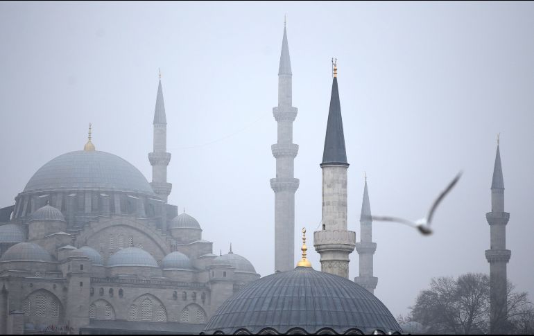 Una gaviota sobrevuela la mezquita de Solimán entre la niebla que cubre  Estambul, Turquía. EFE/ E. Sahin